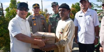 Bupati Sujiwo saat mengikuti kegiatan gerakan tanam padi di Lahan Kelompok Tani (Poktan) Wanara Jaya, Desa Arang Limbung, Kecamatan Sungai Raya, Rabu (23/4/2025).