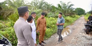 Sujiwo meninjau jalan poros Kecamatan Kubu, Selasa (29/4/2025).