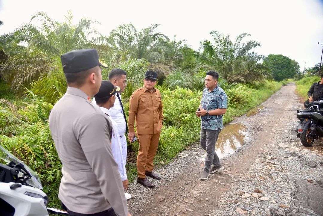 Sujiwo meninjau jalan poros Kecamatan Kubu, Selasa (29/4/2025).