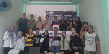 Ketua panitia, didampingi pengurus KONI Kayong Utara serta ketua PBVSI Demisioner. Budi Utomo. Foto. Bakri/Jurnalis co.id