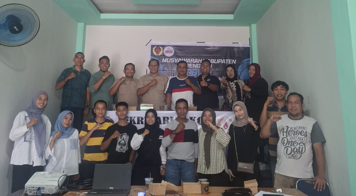 Ketua panitia, didampingi pengurus KONI Kayong Utara serta ketua PBVSI Demisioner. Budi Utomo. Foto. Bakri/Jurnalis co.id