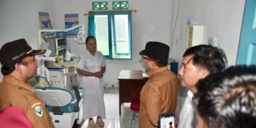 Sujiwo saat meninjau Puskesmas Kecamatan Kubu, Senin (28/4/2025).