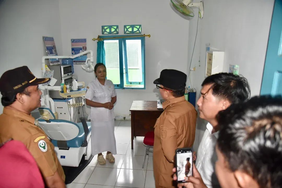 Sujiwo saat meninjau Puskesmas Kecamatan Kubu, Senin (28/4/2025).