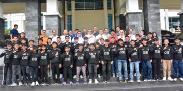 Bupati Kubu Raya Sujiwo didampingi Wakil Bupati Sukiryanto melepas tim sepak bola Kubu Raya United U-14 untuk mengikuti turnamen Bangga Merah Putih (Barati) Cup International East Java 2025 di Kota Surabaya, Jawa Timur, pada 14-20 April mendatang.