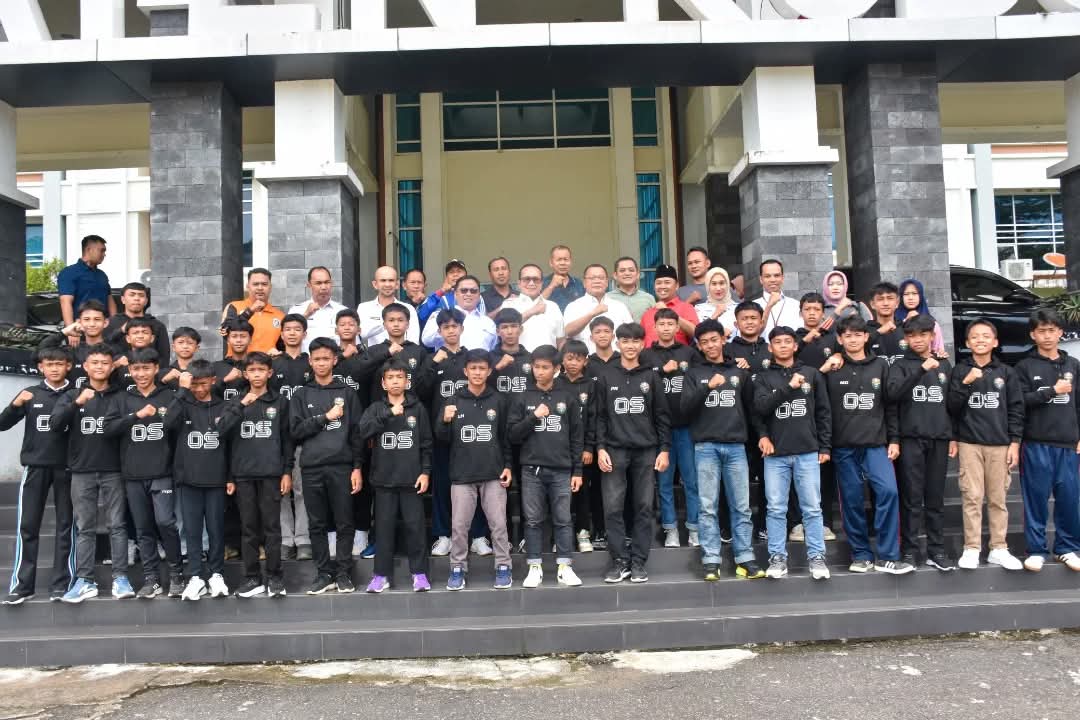 Bupati Kubu Raya Sujiwo didampingi Wakil Bupati Sukiryanto melepas tim sepak bola Kubu Raya United U-14 untuk mengikuti turnamen Bangga Merah Putih (Barati) Cup International East Java 2025 di Kota Surabaya, Jawa Timur, pada 14-20 April mendatang.