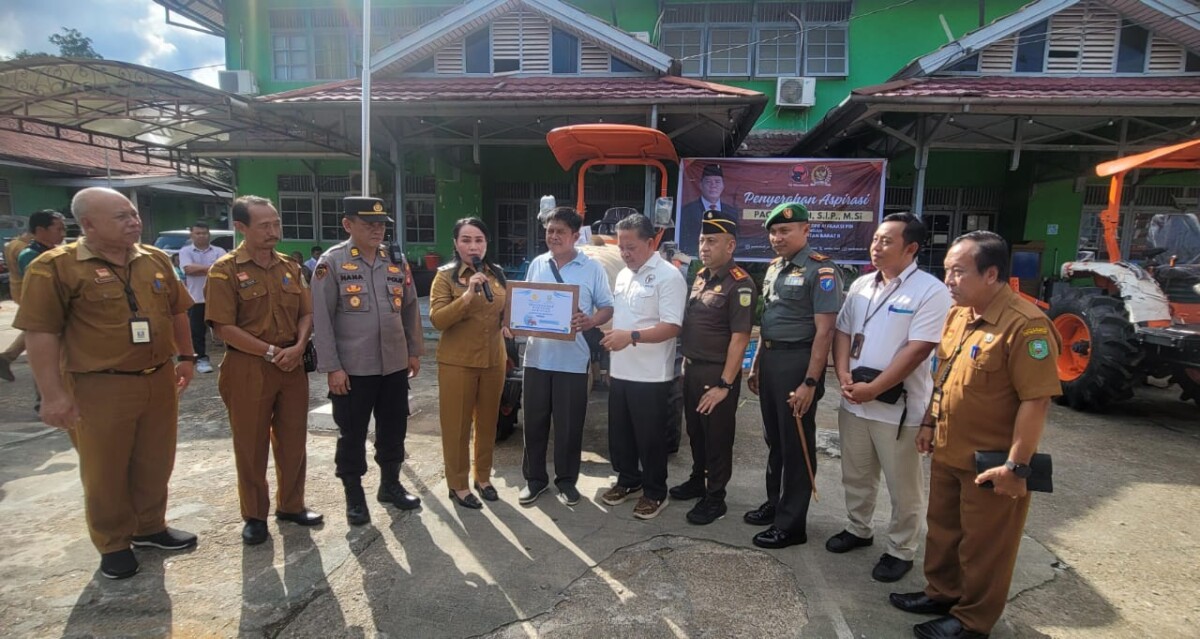 Pemerintah Kabupaten Sanggau menerima kunjungan kerja (Kunker) Anggota Dewan Perwakilan Rakyat Republik Indonesia (DPR RI) Komisi IV, Paolus Hadi dalam rangka penerimaan bantuan pokok pikiran (Pokir) Alat Mesin dan Pertanian (Alsintan)