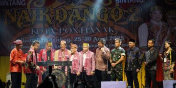 Wali Kota Pontianak Edi Rusdi Kamtono memukul gong menandai dimulainya Naik Dango ke-2 di Kota Pontianak.