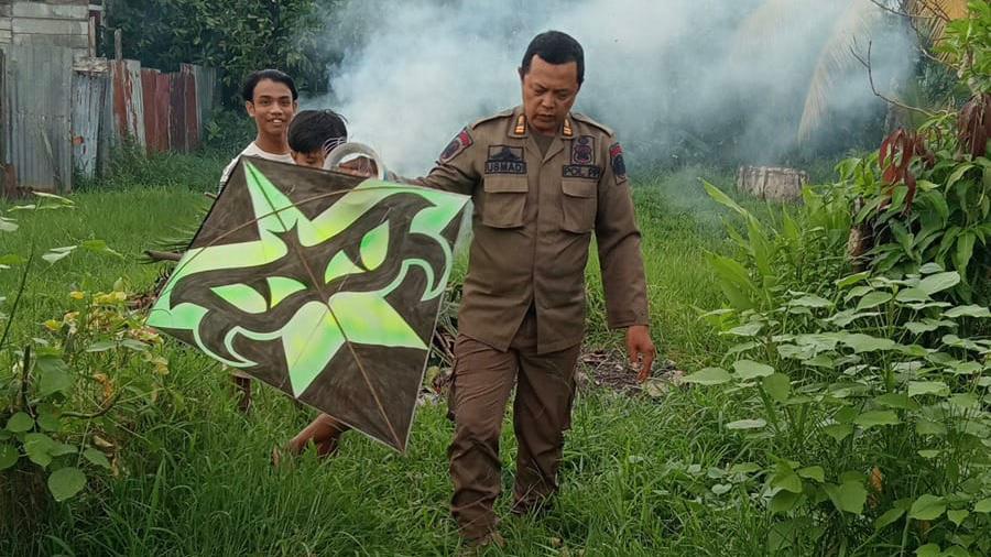 Anggota Satpol PP Kota Pontianak rutin menggelar razia layangan.