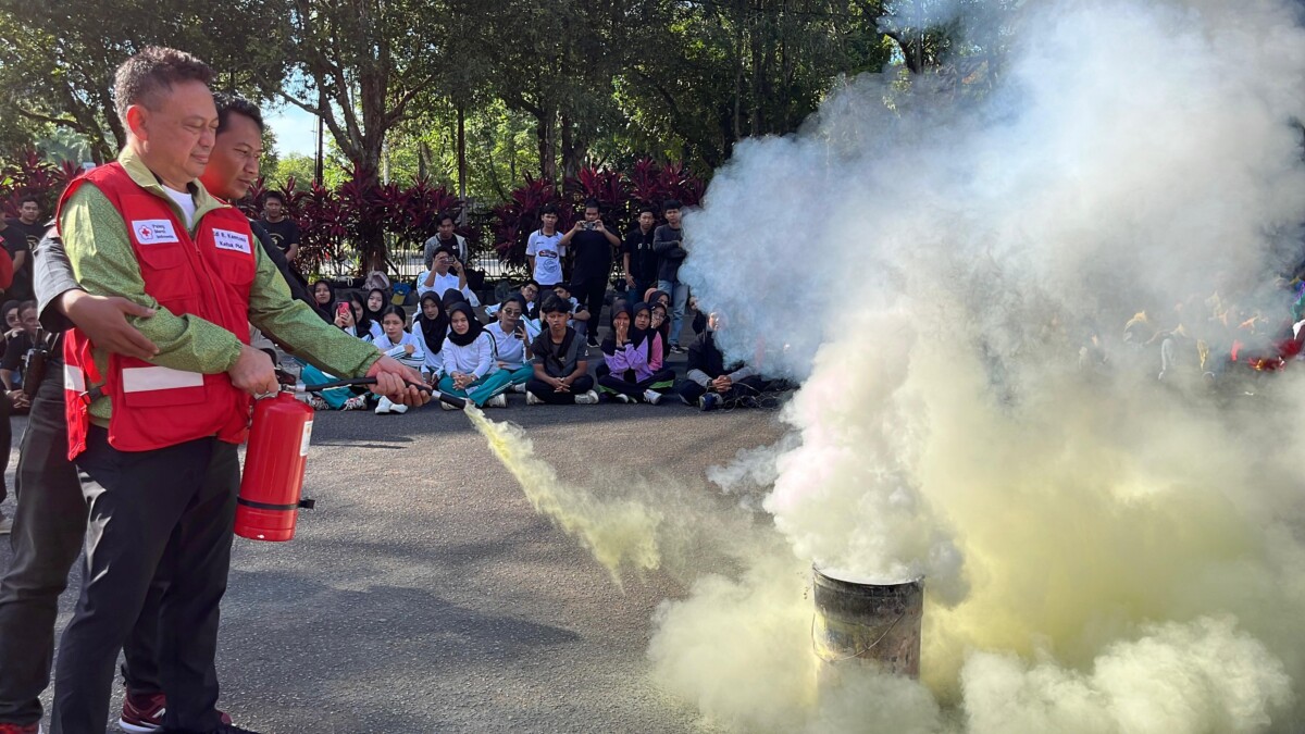 Wali Kota Pontianak Edi Rusdi Kamtono saat melakukan simulasi memadamkan api dengan APAR.