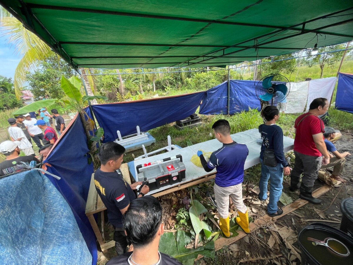 Suasana makam SF (24) dibongkar oleh petugas kepolisian, Sabtu (12/04) pagi.