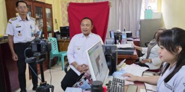 Bupati Alex saat melakukan perekaman pembaruan e KTP di Disdukcapil Ketapang. Foto: Prokopim Pemkab Ketapang.