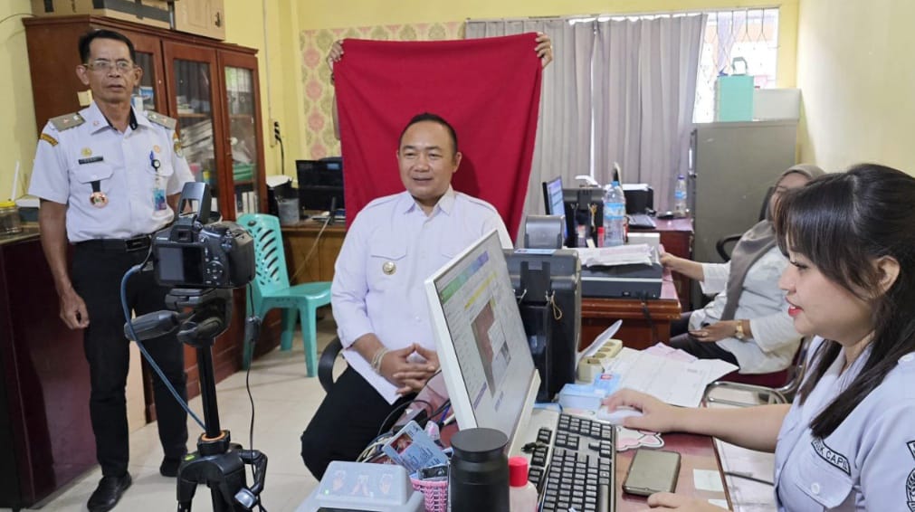 Bupati Alex saat melakukan perekaman pembaruan e KTP di Disdukcapil Ketapang. Foto: Prokopim Pemkab Ketapang.