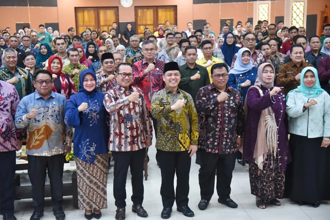 Bupati Sujiwo usai menghadiri Musyawarah Perencanaan Pembangunan, Rencana Kerja Pemerintah Daerah (Musrenbang RKPD) Tahun 2026 dan Musrenbang Rencana Pembangunan Jangka Menengah Daerah (RPJMD) 2026-2029 di Kantor Bupati Kubu Raya pada hari Kamis (24/4/2025).