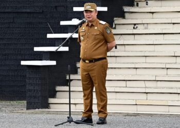Bupati Ketapang, Alexander Wilyo ketika menyampaikan amanah di apel gabungan usai lebaran, Selasa (08/04/2025). Foto: Prokopim Pemkab Ketapang.