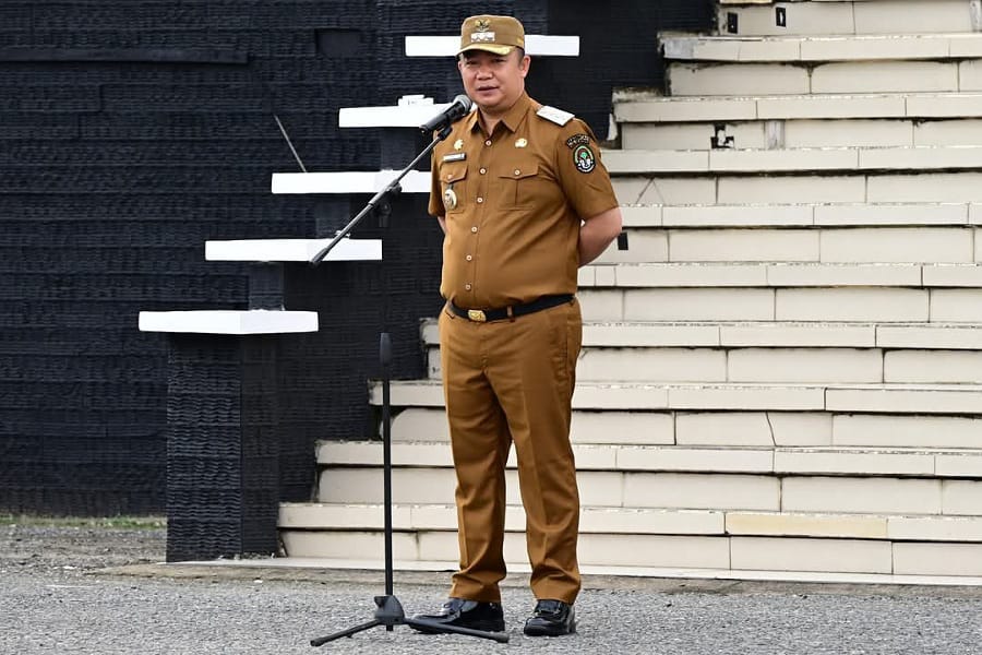 Bupati Ketapang, Alexander Wilyo ketika menyampaikan amanah di apel gabungan usai lebaran, Selasa (08/04/2025). Foto: Prokopim Pemkab Ketapang.
