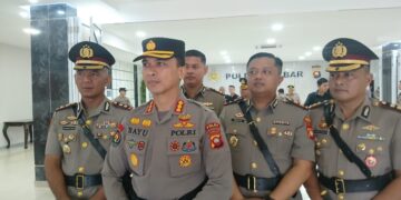 Kabidhumas Polda Kalbar Kombes Pol Bayu Suseno dan sejumlah Kapolres di jajaran Polda Kalbar yang mengalami rotasi jabatan. Salah satunya adalah AKBP Wahyu Jati Wibowo yang sebelumnya menjabat sebagai Kapolres Kubu Raya, kini mendapat jabatan sebagai Kapolres Sambas. FOTO: Achmad Mundzirin/JURNALIS.co.id