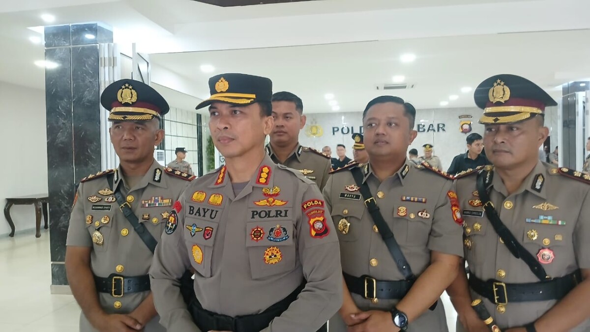 Kabidhumas Polda Kalbar Kombes Pol Bayu Suseno dan sejumlah Kapolres di jajaran Polda Kalbar yang mengalami rotasi jabatan. Salah satunya adalah AKBP Wahyu Jati Wibowo yang sebelumnya menjabat sebagai Kapolres Kubu Raya, kini mendapat jabatan sebagai Kapolres Sambas. FOTO: Achmad Mundzirin/JURNALIS.co.id