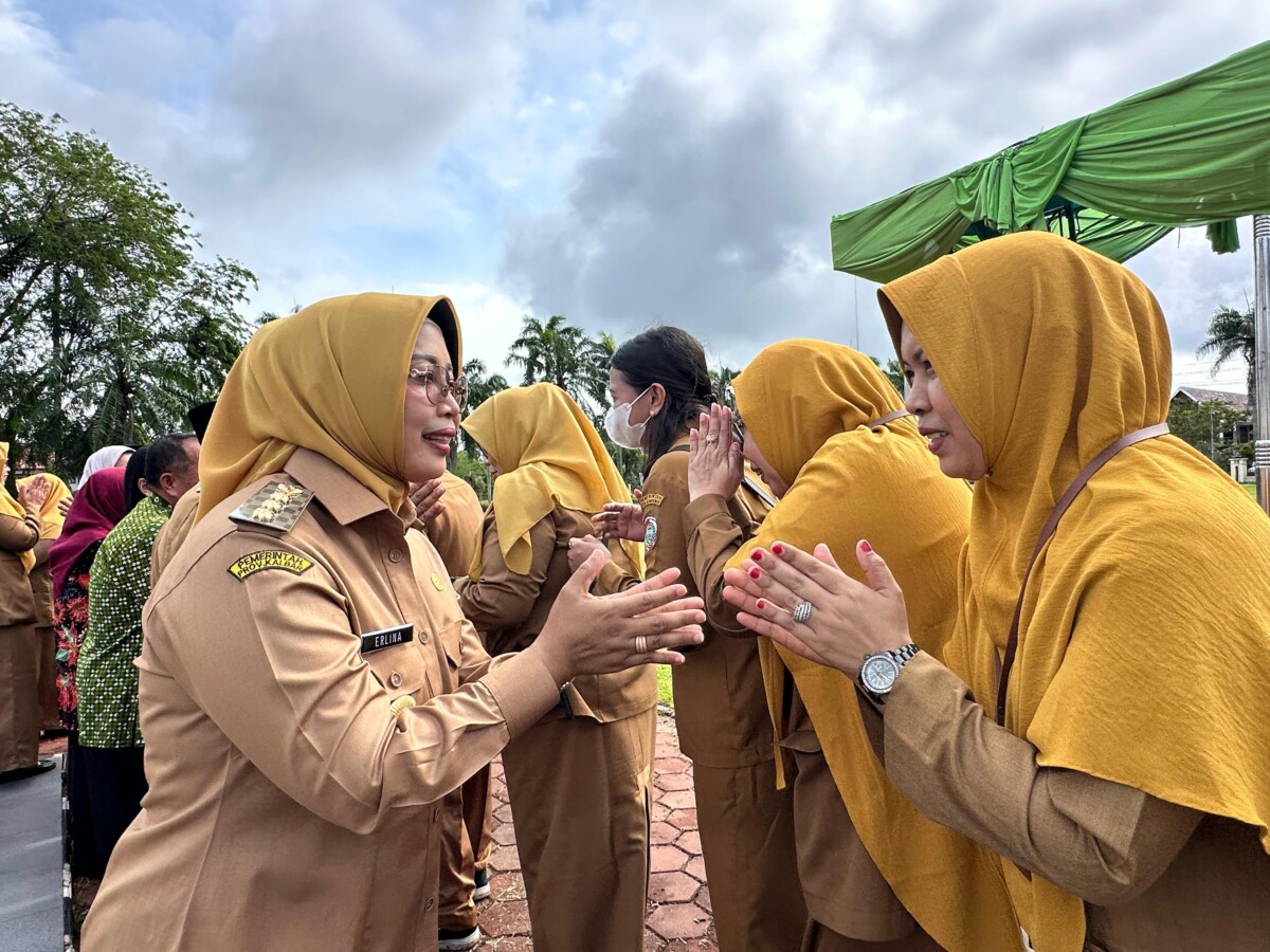 Moment salaman Idul Fitri Usai Apel Bupati Erlina beserta Wakil Bupati Mempawah Juli Suryadi, Sekda Ismail, Kepala OPD, Staf Ahli, Asisten, Camat dan ASN di Lingkungan Pemerintah Kabupaten Mempawah