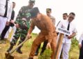 Sujiwo saat melakukan penanaman pohon di halaman Keraton Kubu, Senin (28/4/2025).
