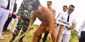 Sujiwo saat melakukan penanaman pohon di halaman Keraton Kubu, Senin (28/4/2025).