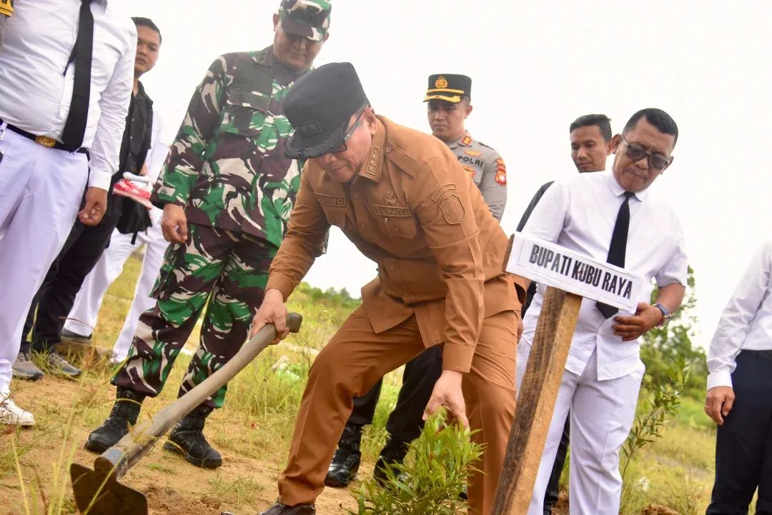 Sujiwo saat melakukan penanaman pohon di halaman Keraton Kubu, Senin (28/4/2025).