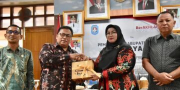 Wakil Bupati Kubu Raya Sukiryanto menerima kunjungan kerja Wakil Bupati Kotawaringin Timur, Kalimantan Tengah, Irawati, di Kantor Bupati Kubu Raya, Kamis (24/4/2025).