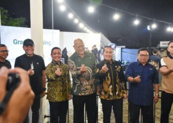 Bupati Sujiwo saat menghadiri pembukaan Kedai Kopi Asiang Ayani 2, Kamis (10/4/2025) malam.