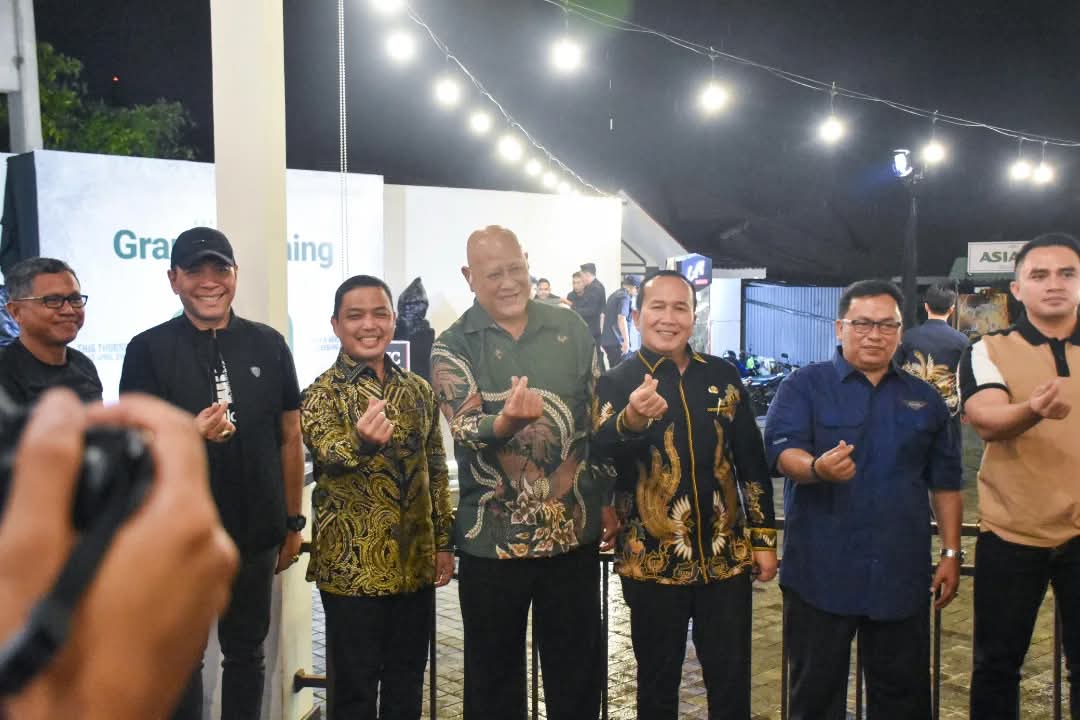 Bupati Sujiwo saat menghadiri pembukaan Kedai Kopi Asiang Ayani 2, Kamis (10/4/2025) malam.