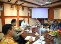 Bupati Alex dan Kapolres Ketapang ketika memimpin rapat konflik lahan antar warga dan Minimas. Foto: Prokopim Ketapang.