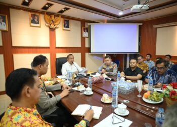 Bupati Alex dan Kapolres Ketapang ketika memimpin rapat konflik lahan antar warga dan Minimas. Foto: Prokopim Ketapang.