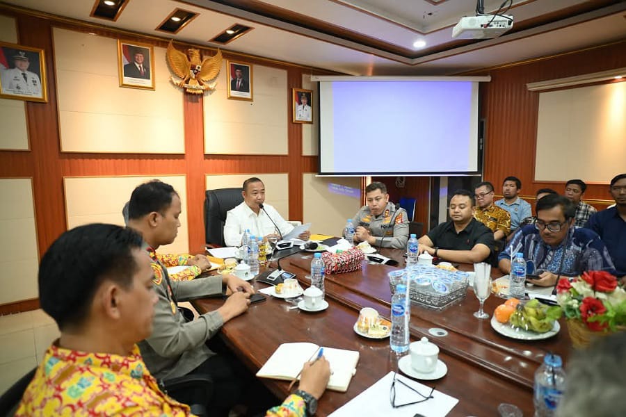 Bupati Alex dan Kapolres Ketapang ketika memimpin rapat konflik lahan antar warga dan Minimas. Foto: Prokopim Ketapang.