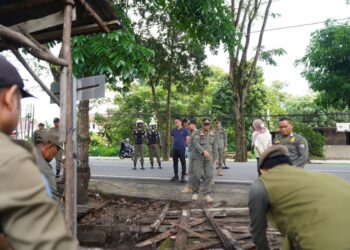 Wali Kota Pontianak Edi Rusdi Kamtono memantau langsung penertiban lapak PKL yang ditinggal pedagang buah musiman di Jalan Husein Hamzah Kelurahan Pal Lima, Pontianak Barat.