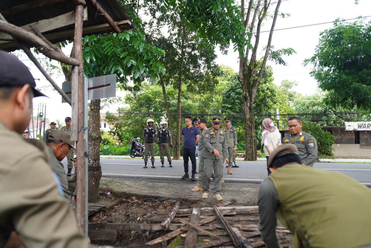 Wali Kota Pontianak Edi Rusdi Kamtono memantau langsung penertiban lapak PKL yang ditinggal pedagang buah musiman di Jalan Husein Hamzah Kelurahan Pal Lima, Pontianak Barat.