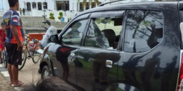 Kondisi mobil korban pencurian dengan cara memecahkan kaca di parkiran Masjid Agung Oesman Al Khair, Sukadana, Kabupaten Kayong Utara, Provinsi Kalimantan Barat, Selasa(8/4/2025) siang