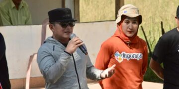 Bupati Sujiwo usai mengikuti kegiatan di Ekowisata Equator Park.