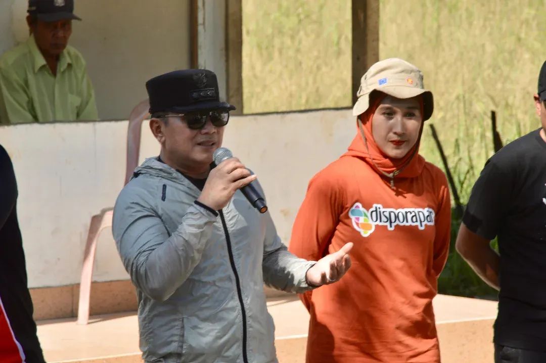 Bupati Sujiwo usai mengikuti kegiatan di Ekowisata Equator Park.