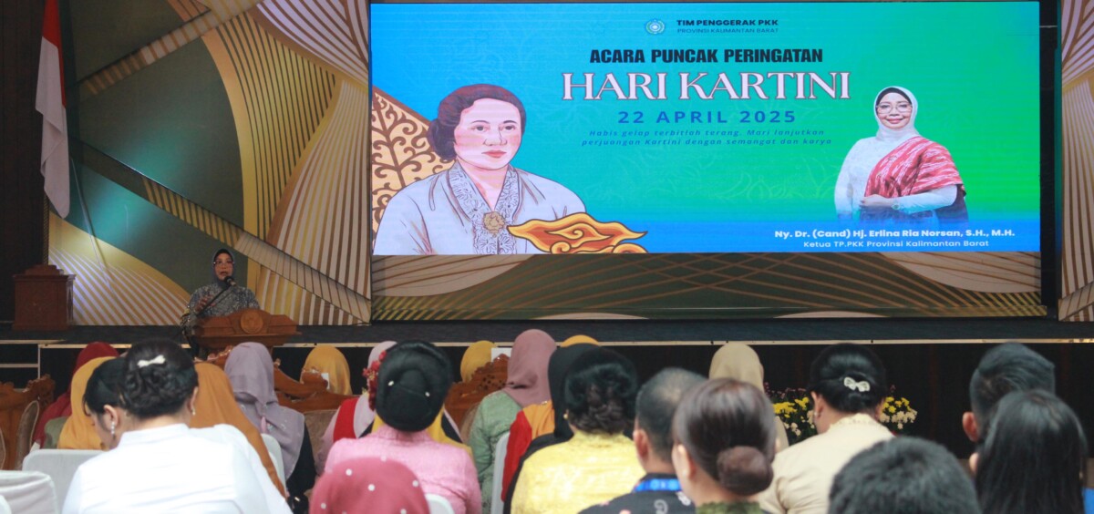 Ketua TP PKK Prov. Kalbar, Erlina Ria Norsan saat memberikan sambutan pada acara puncak peringatan hari Kartini di pendopo Gubernur Kalimantan Barat pada Selasa (22/04/2024). Foto : Deny Wahyu Hendrata.
