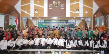 Jajaran Forkopimda, Presidium MD KAHMI, Kader HMI dan peserta LK II dan LKK poto bersama usai pembukaan, Jumat (18/04) malam. Foto: Helmi.