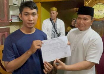 Sujiwo menyerahkan langsung kartu keluarga kepada korban kebakaran, Sabtu (5/4/2025).