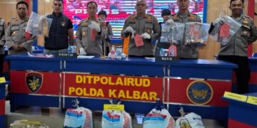 Dirpolairud Polda Kalbar Kombes Pol Raspani saat menggelar press release terkait kasus pengeboman ikan di perairan Kalbar, tepatnya di Desa Tanjung Batu Kecamatan Pemangkat Kabupaten Sambas. FOTO: Achmad Mundzirin/JURNALIS.co.id