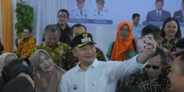 Bupati Alexander Wilyo pose bersama para tenaga pendidik Ketapang. Foto: Istimewa.