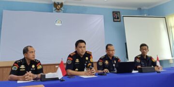 Kepala PSDKP Pontianak, Bayu Soeharto saat menyampaikan pengungkapan kasus jual beli arwana ilegal dalam negeri maupun ekspor ke luar negeri yang berlangsung lama di Kota Pontianak Pontianak dan Kabupaten Kubu Raya. FOTO: Achmad Mundzirin/JURNALIS.co.id