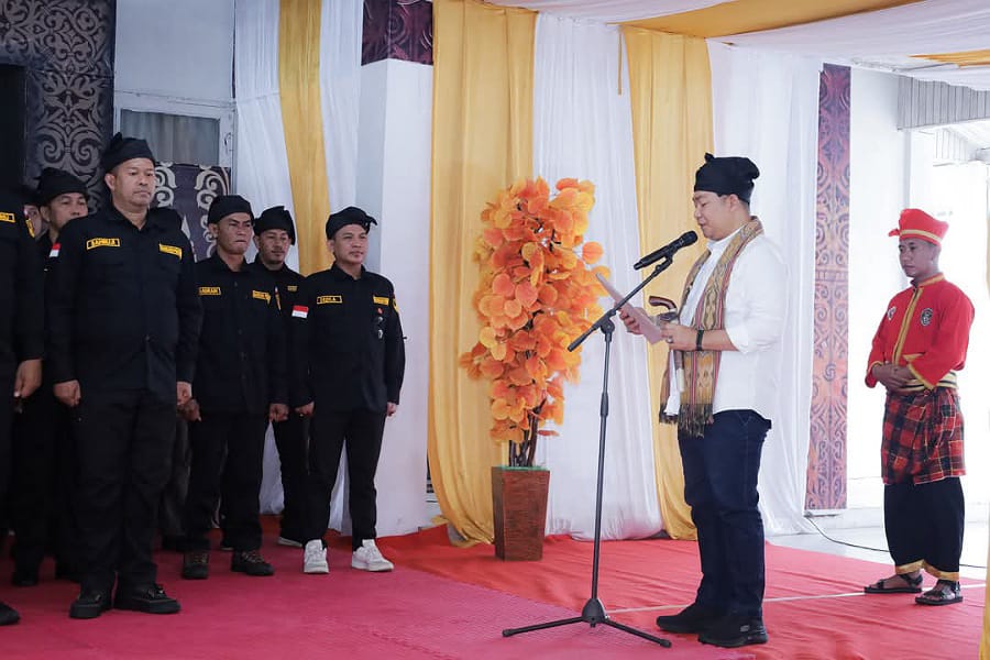 Bupati Ketapang, Alexander Wilyo ketika mengukuhkan pengurus BPWU Ketapang. Foto: Prokopim Pemkab Ketapang.