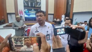 Kakanwil Kemenkum Kalbar, Jonny Pesta Simamora saat menjelaskan terkait sejumlah kasus pelanggar hak siar yang terjadi di Kalimantan Barat. FOTO: Achmad Mundzirin/JURNALIS.co.id