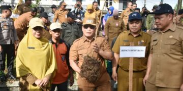 Memperingati Hari Bumi Sedunia tanggal 22 April 2025, Pemerintah Kabupaten Kubu Raya melakukan penanaman seribu pohon pucuk merah di Jalan Supadio, Kubu Raya, Selasa (22/4/2025).