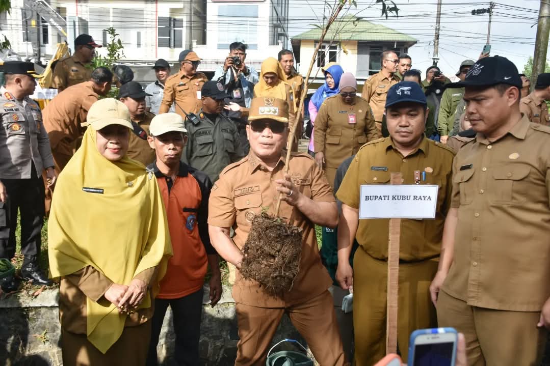 Memperingati Hari Bumi Sedunia tanggal 22 April 2025, Pemerintah Kabupaten Kubu Raya melakukan penanaman seribu pohon pucuk merah di Jalan Supadio, Kubu Raya, Selasa (22/4/2025).