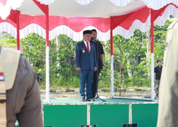 Wakil Gubernur Kalbar, Krisantus Kurniawan saat menjadi inspektur upacara HUT Satpol PP ke-75 di halaman kantor Satpol PP Provinsi Kalimantan Barat. Foto : Deny Wahyu Hendrata.
