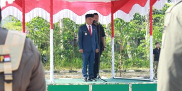 Wakil Gubernur Kalbar, Krisantus Kurniawan saat menjadi inspektur upacara HUT Satpol PP ke-75 di halaman kantor Satpol PP Provinsi Kalimantan Barat. Foto : Deny Wahyu Hendrata.