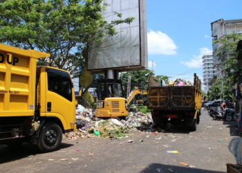 Petugas tengah mengangkut sampah dari TPS Pasar Mawar.