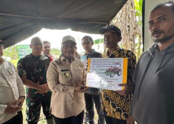 Bersama Prabowo, Bupati Mempawah Panen Padi di Peniti